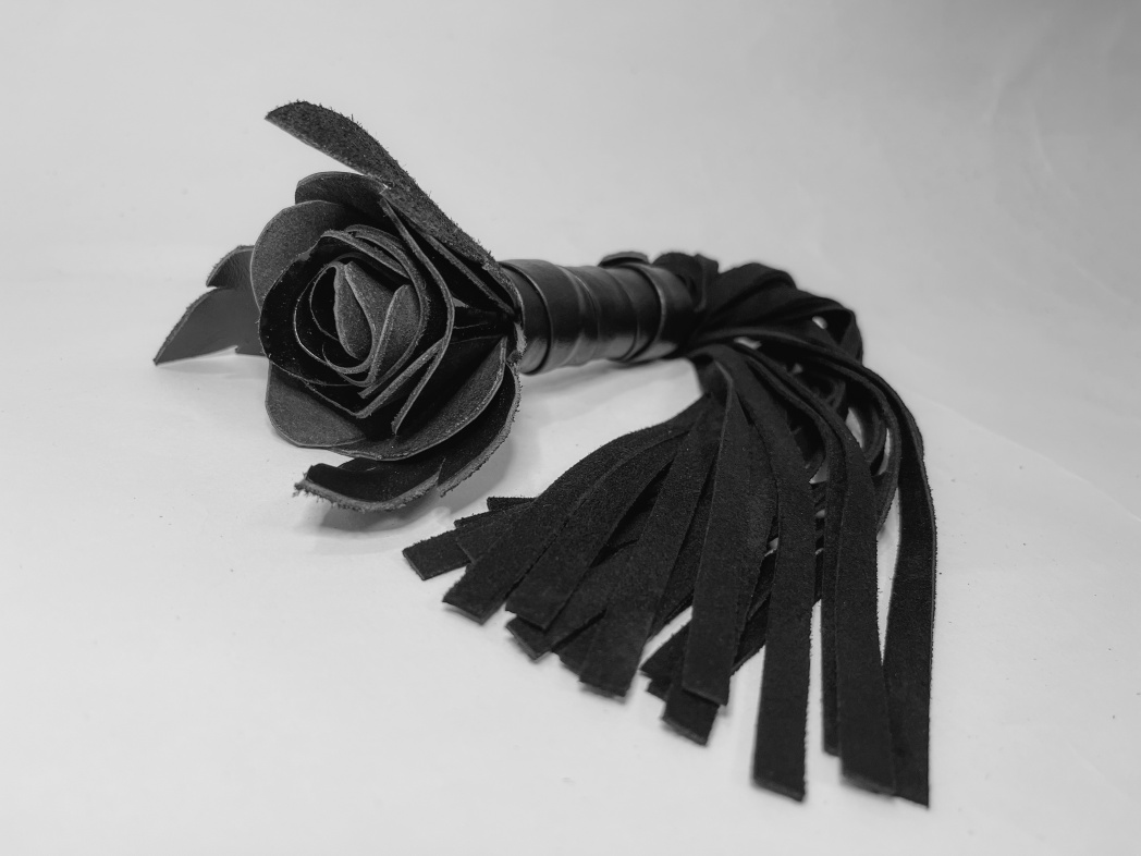 Плеть чёрная роза лаковая с замшевыми хвостами
