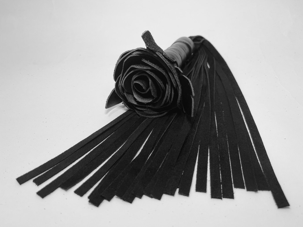 Плеть чёрная роза с замшевыми хвостами