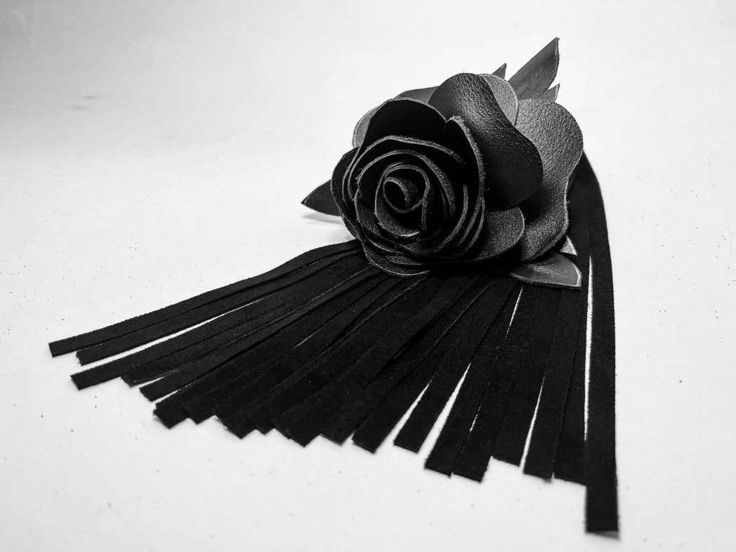 Плеть чёрная роза с замшевыми хвостами