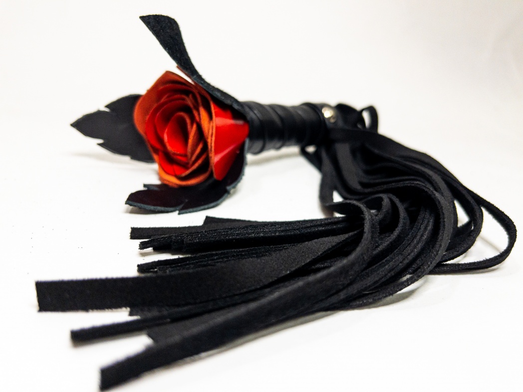 Плеть красная роза лаковая с замшевыми хвостами