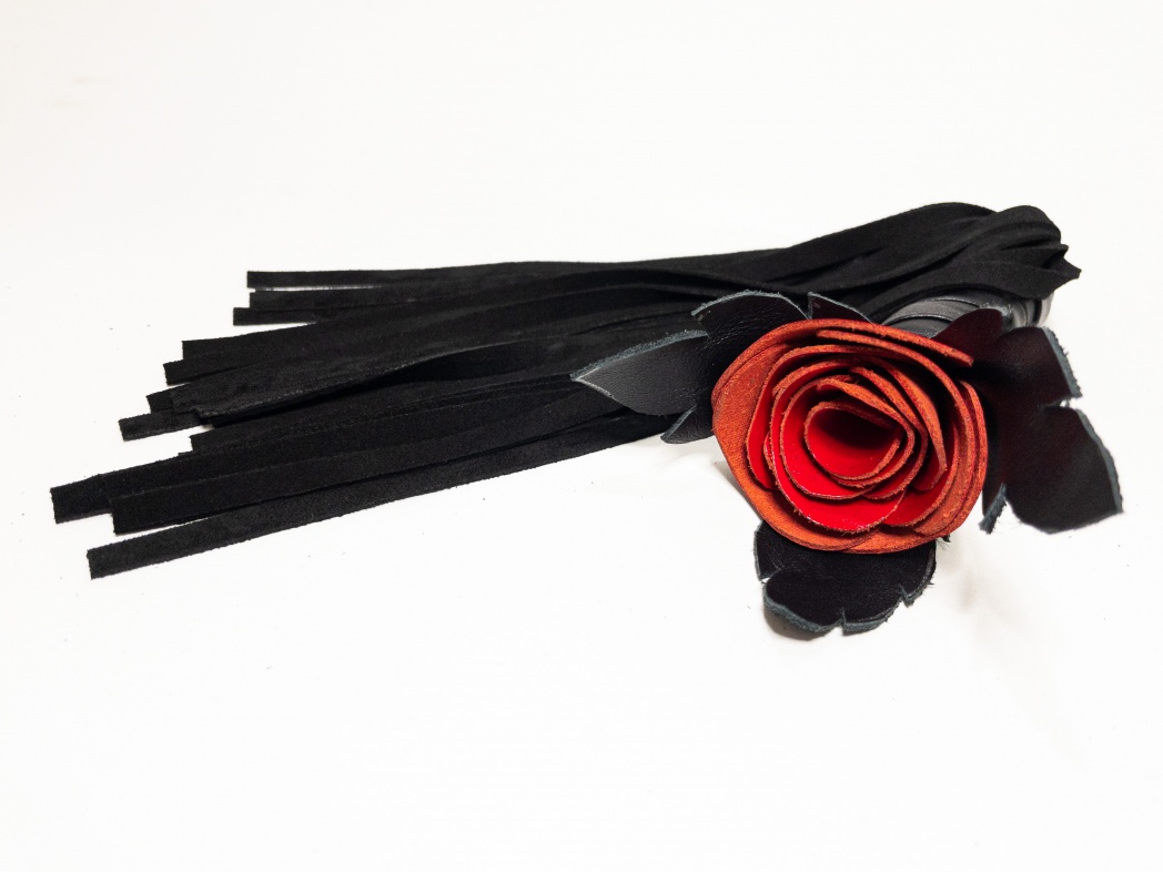 Плеть красная роза лаковая с замшевыми хвостами