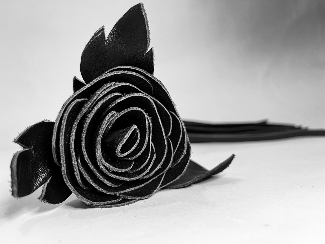 Плеть чёрная роза с кожаными хвостами