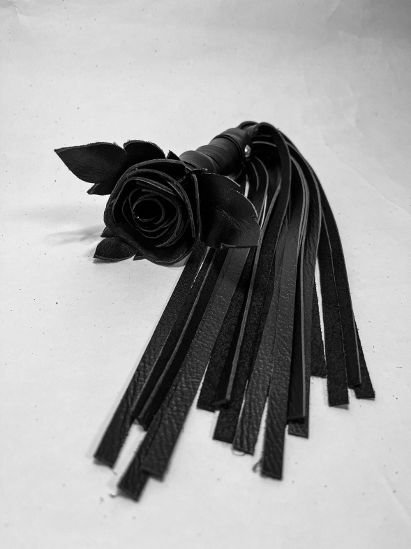 Плеть чёрная роза лаковая с кожаными хвостами