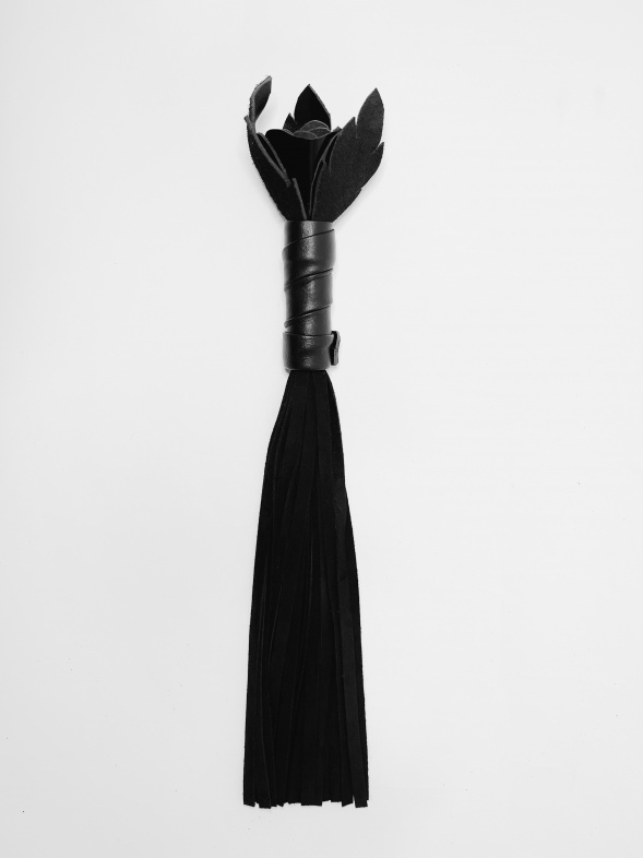 Плеть чёрная роза лаковая с замшевыми хвостами
